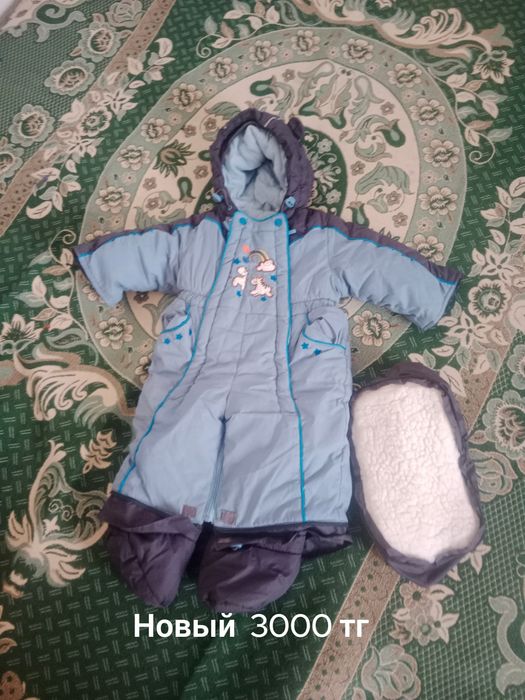 Куртка сатылады.Нлвый сол итекаткасымен тұр.