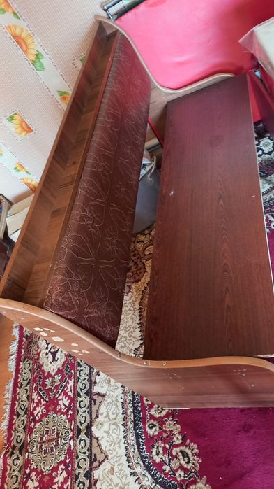 Кухонный стол,скамейки.