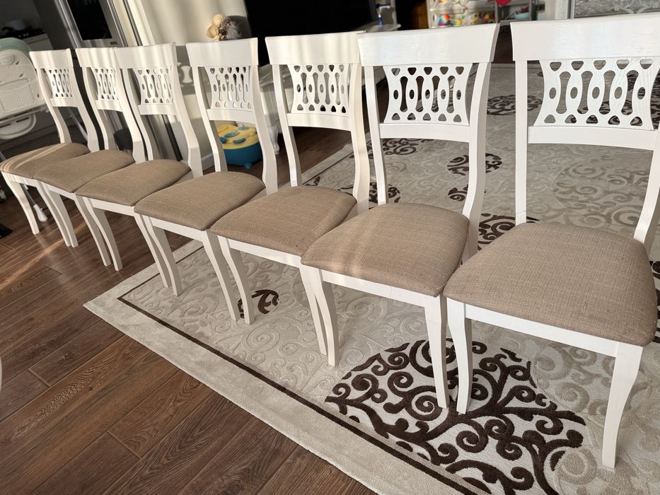 Белый стол со стульями