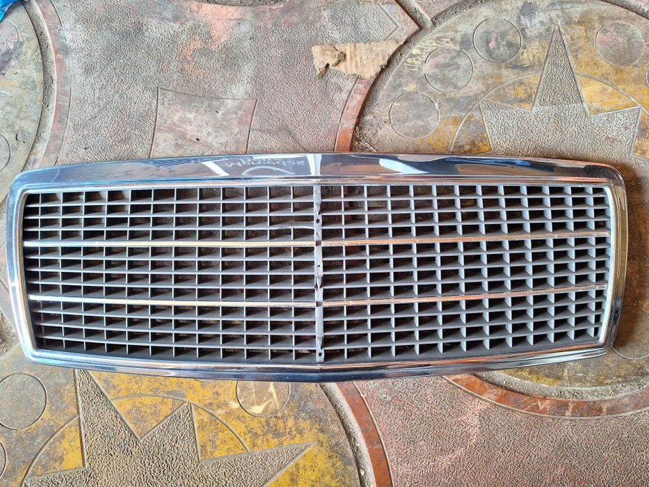 Декоративна Решетка Във Предния Капак  Mercedes C-Class от 1993-2001 Г