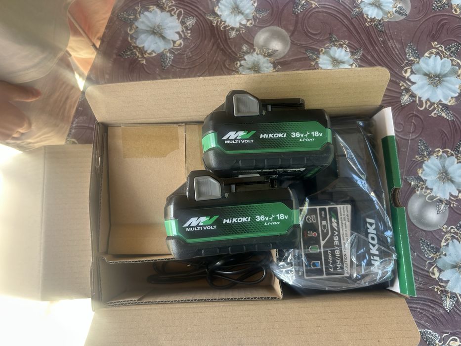 Kit incarcator HiKOKi + 2 acumulatori Multi Volt