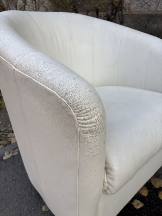 Белое кожаное кресло
