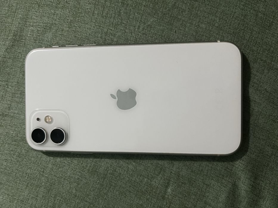 Vând iPhone 11, 64 GB, perfect funcțional, ecran intact, baterie 75%, mici urme de uzură. Ofer husă și folie. Preț: 600 lei.