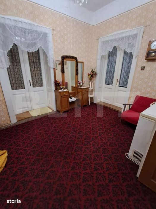 Casa de vanzare, 6 camere, 535 mp, zona Varias
