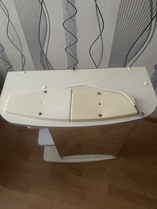 Шкаф-зеркало в хорошем состоянии