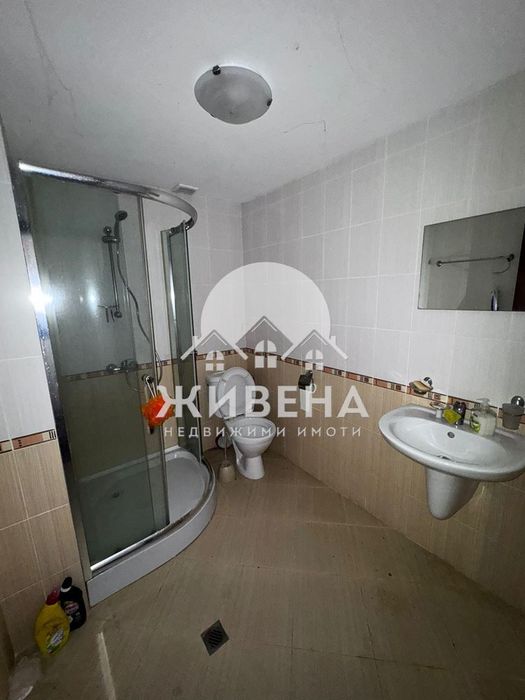 Продава къща с басейн и голям двор, с.Ветрино