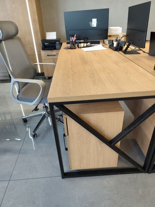 Продается офсинач мебель, стол, стул, тумбочка, 7 штук