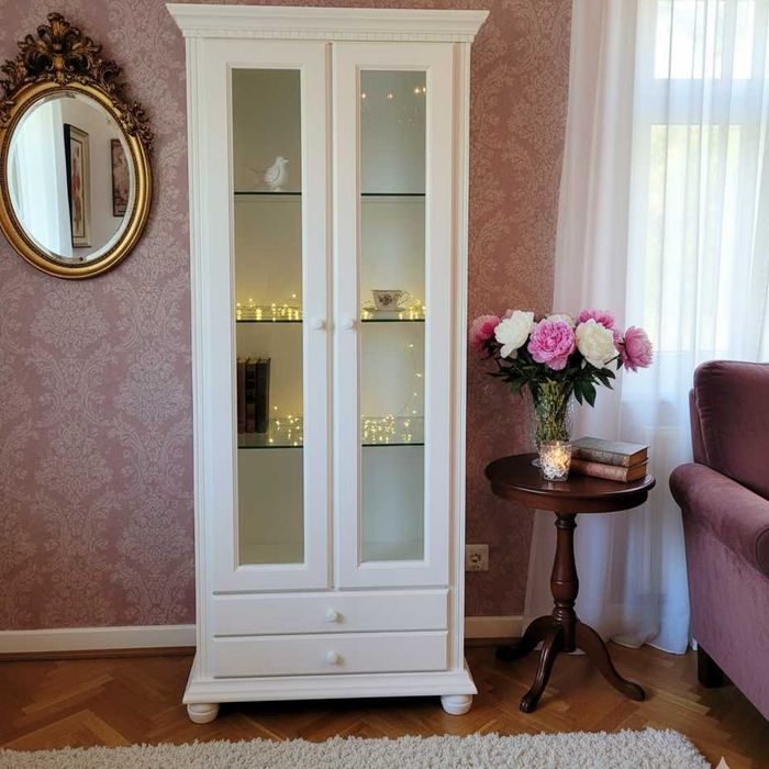 Vitrina din lemn masiv Romantica cu 2 usi cu sticla si 2 sertare