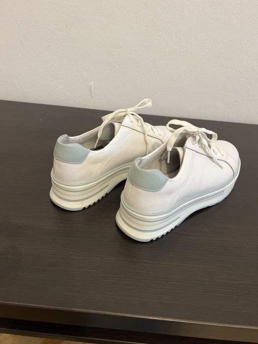 Vand adidasi din piele marimea 40, o singura purtare