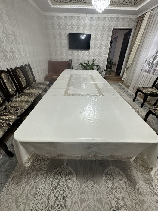 Продам стол со скатертью