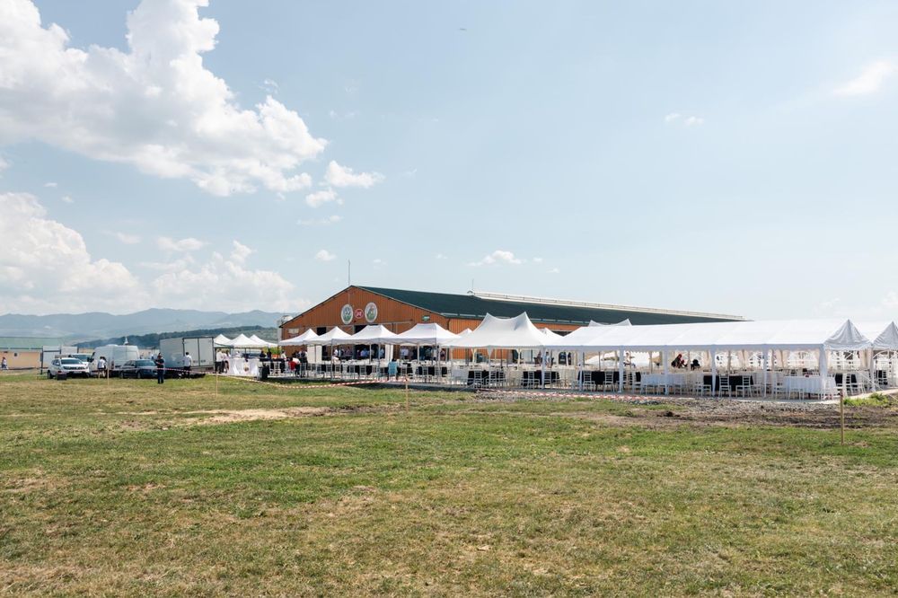 Corturi și logistică completă pentru evenimente de inchiriat (mese, scaune)