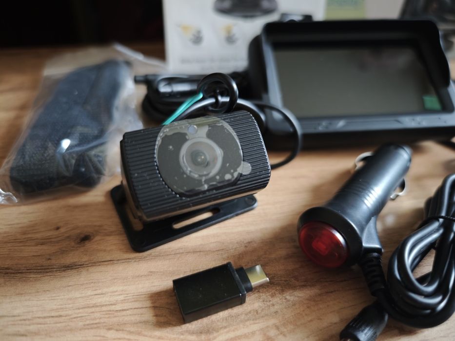 Бебешка камера за кола Rohent с дисплей (HD 1080P)

Чисто нов комплект