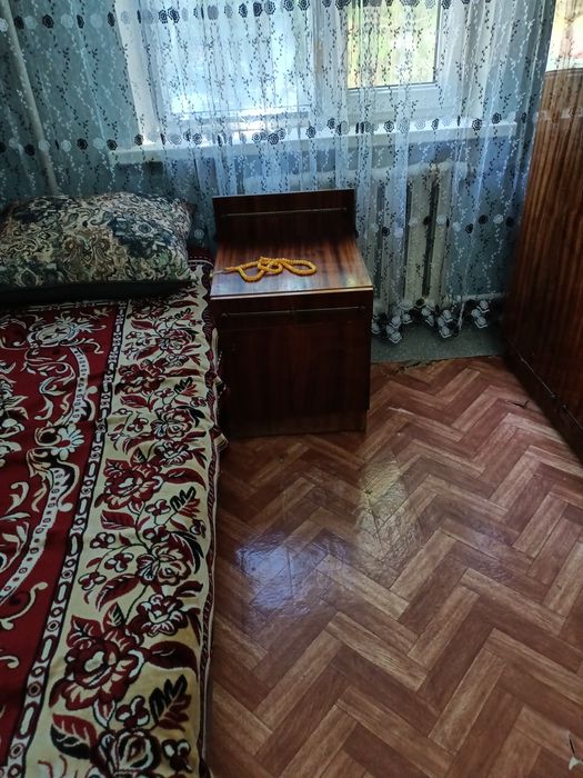 Продам трюмо,и две тумбочки.