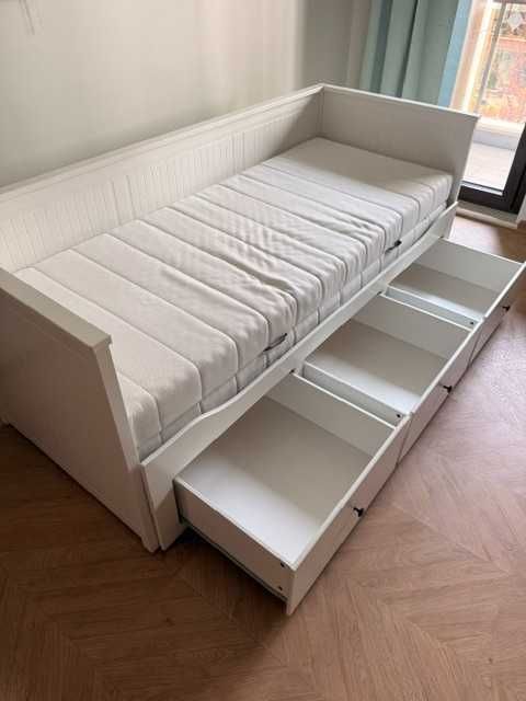 Единично комфортно легло с шкафове