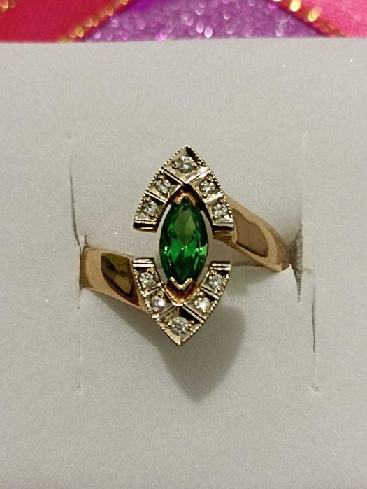 Кольцо с бриллиантами и изумрудом.