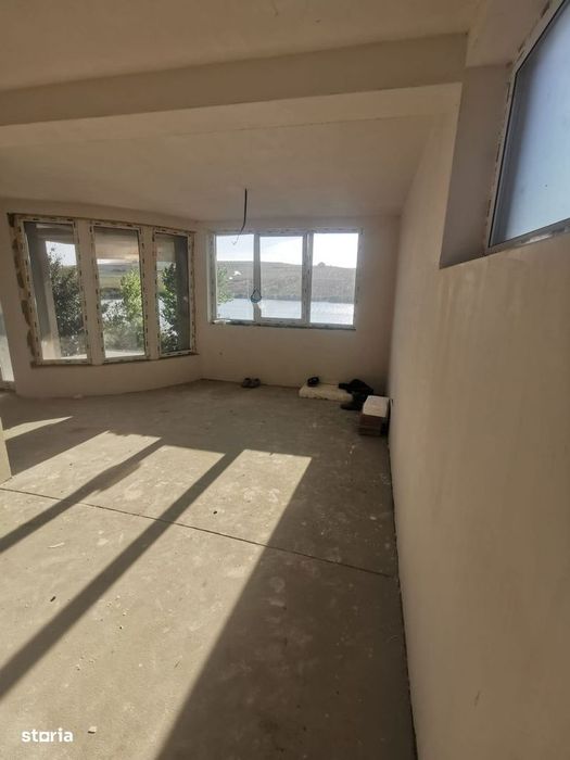 Casa individuala cu terasa,panorama spre lac, garaj, teren 300mp