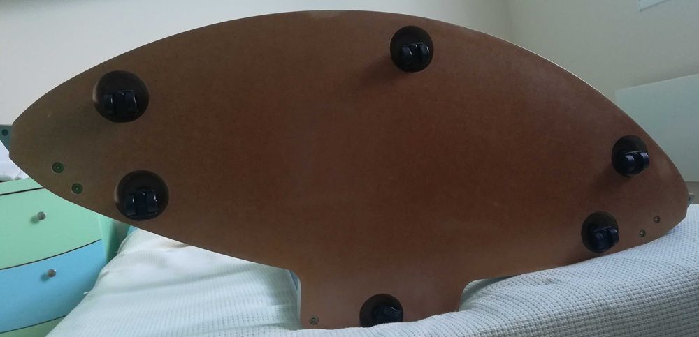 Поставка за телевизор с рафтове