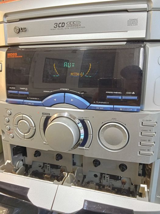 Продам музыкальный центр LG.