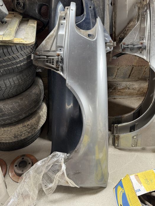 Продам на 100 с4 передний крылия