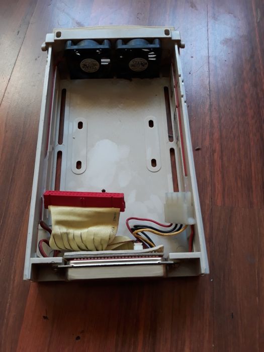 Vând suport Databridge pentru HDD-uri și SSD-uri