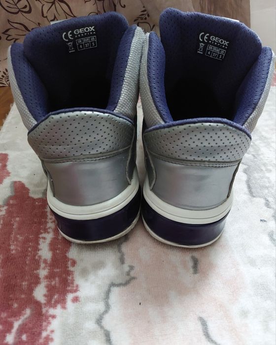 Sneakers mid Geox mărimea 37 - 23 cm la interior, măsurat talpicul / insertia. Corespunde la 36, de fapt, cu 23 cm in interior