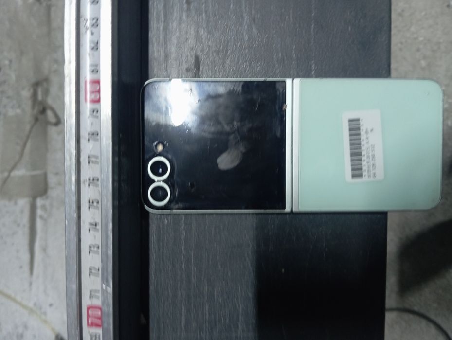 Продам телефон Самсунг z flip6