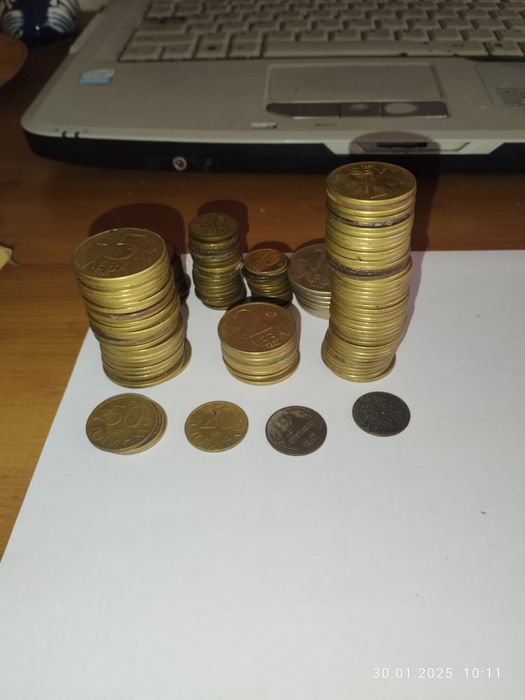 Продавам малък сет български и чужди монети и значки