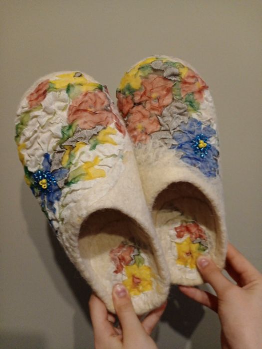 Продам  валяные из натуральной шерсти  тапки. Ручная работа.