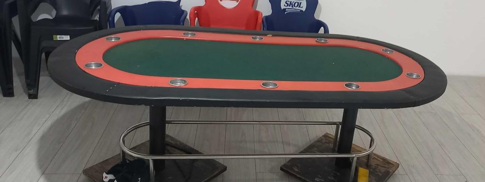 Masa poker și jetoane
