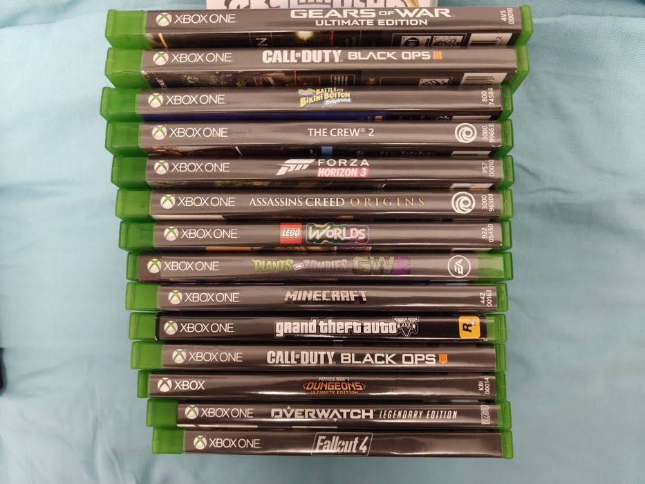 Vand xbox one cu foarte multe jocuri