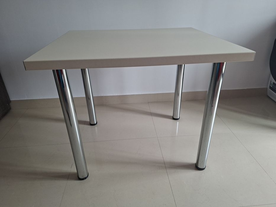 Masă Modernă și Compactă – Blat Crem/Bej, Picioare Cromate