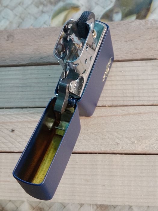 Brichetă Zippo made USA + combustibil, nouă, în cutie , vând/schimb