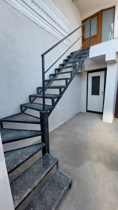 Apartament  cu un dormitor la curte  în Roman