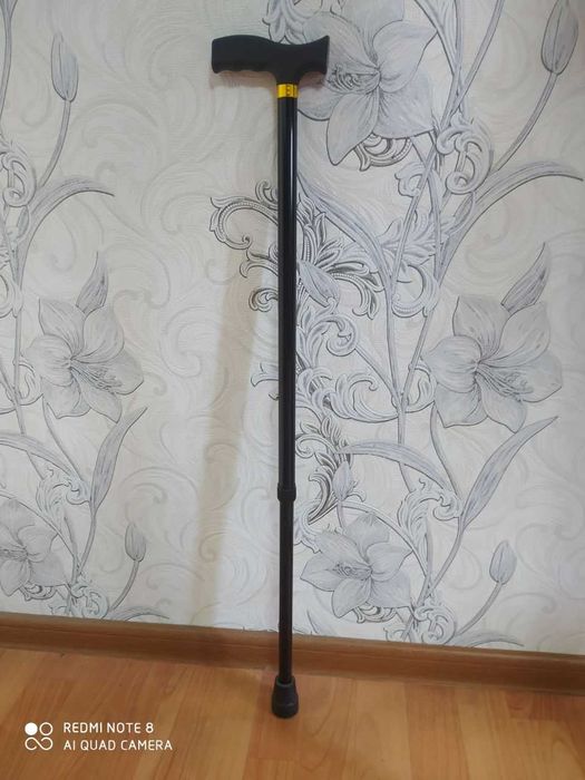 Доставка. Черная металлическая трость, удлиняется