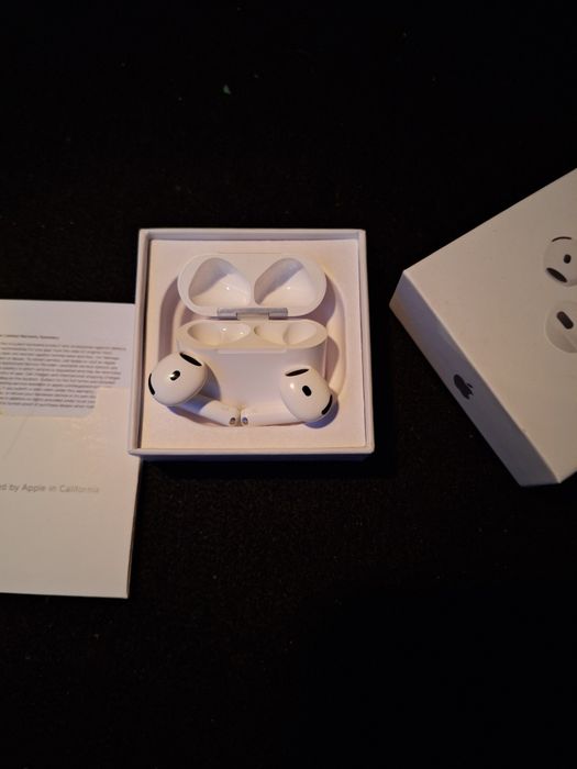 Casti AirPods 4 cu Noise Cancelling