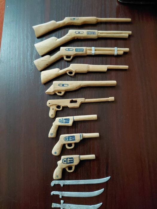 Продаю комплект миниатюрных ружей,птстолетов из дерева и сабли.(