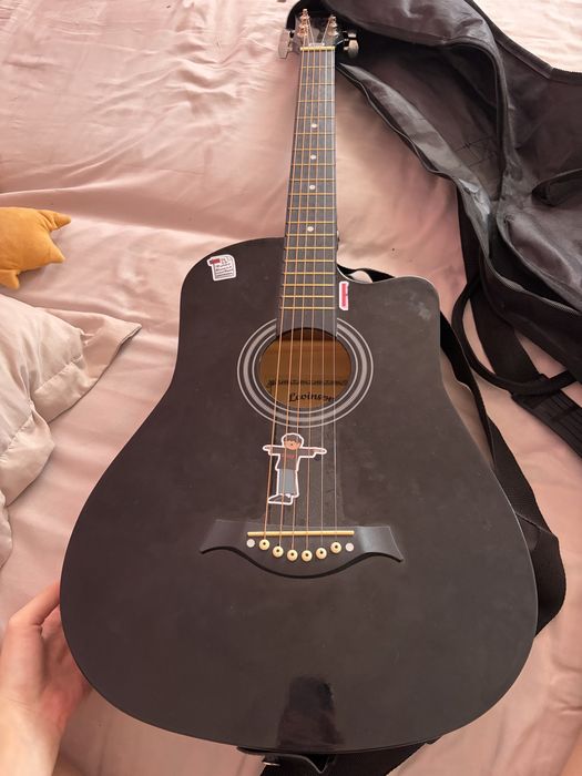 гитара продается б/у.  низкая цена