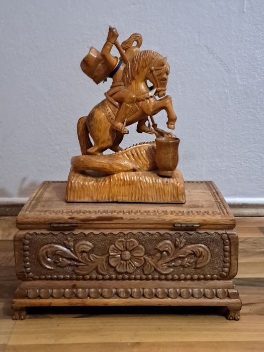 Statuete din lemn sculptate manual