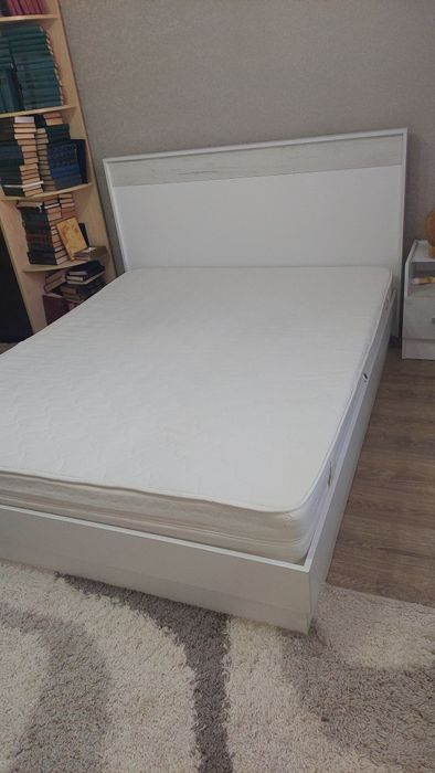 Кровать с матрасом и тумбочки прикроватные