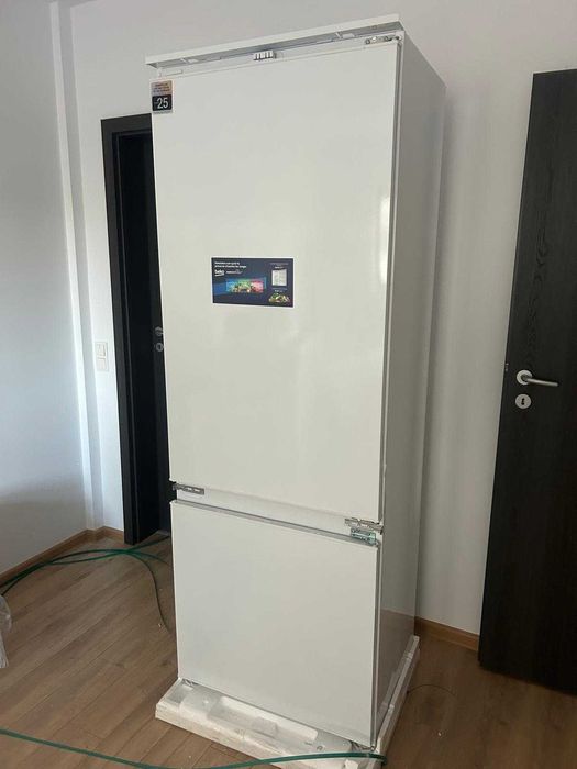 Combina frigorifica incorporabila BEKO BCNE400E40SN, No Frost, 370 l