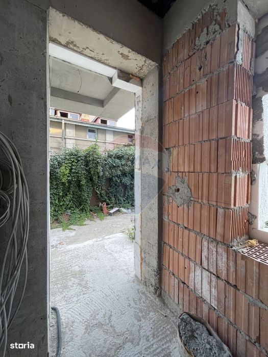 Vila in curs de renovare, teren 370mp, retras | adiacent Polona