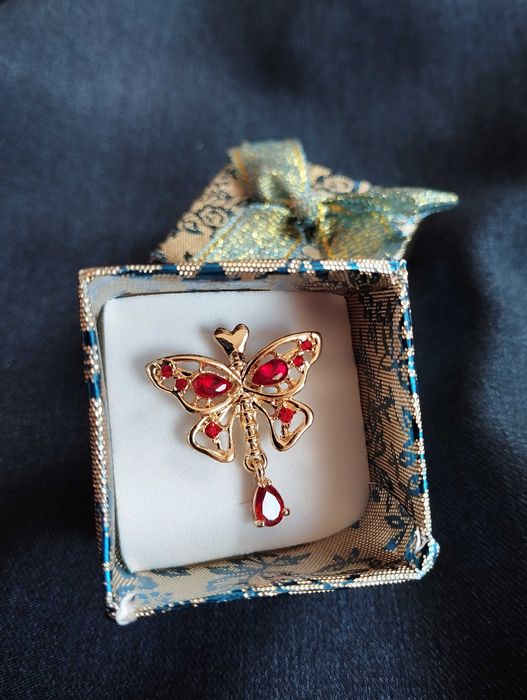 Брошь для врача медика