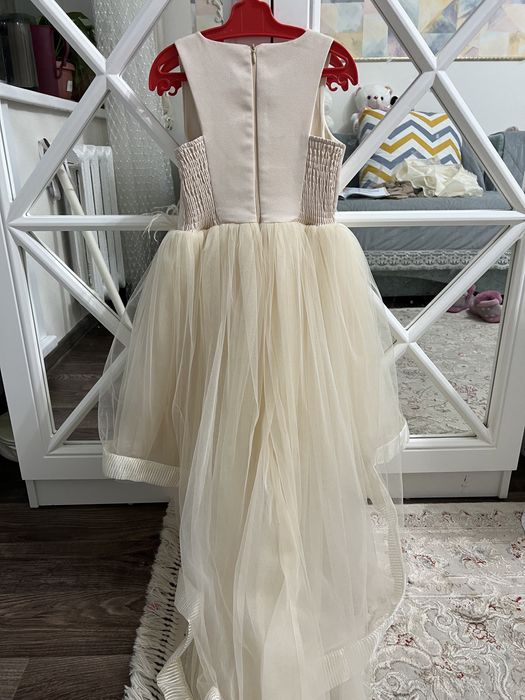 Продам шикарное платье на 6-7 лет