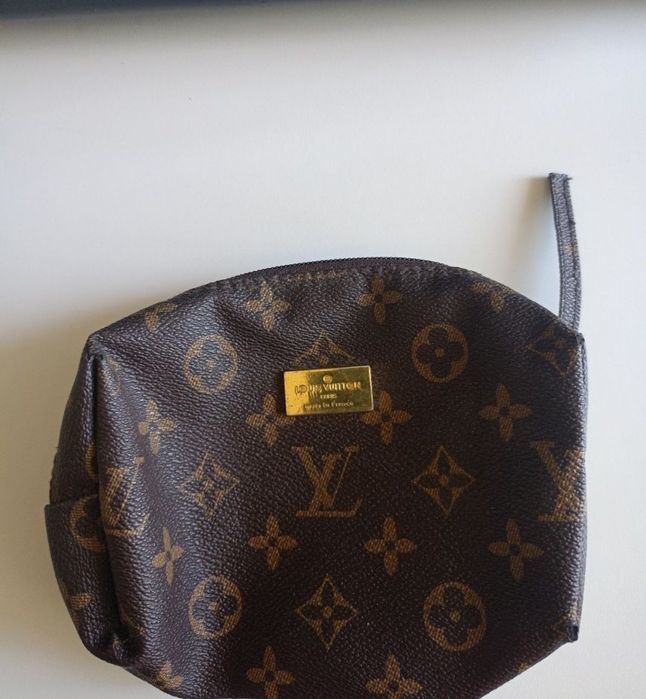 Vând borsetă/portofel fashion, produs de calitate superioara.