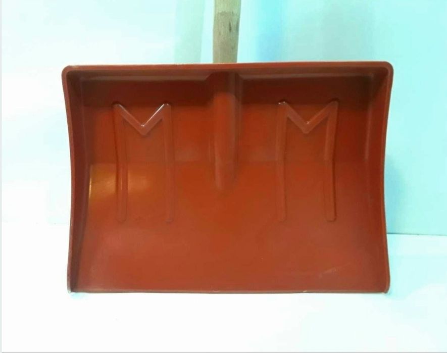 Lopeți pentru zăpadă din plastic cu coada din lemn NOI - 30 Lei/bucata