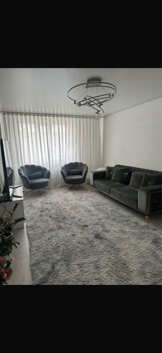 Продаю дизайнерский диван с кресломи в хорошем смостояние