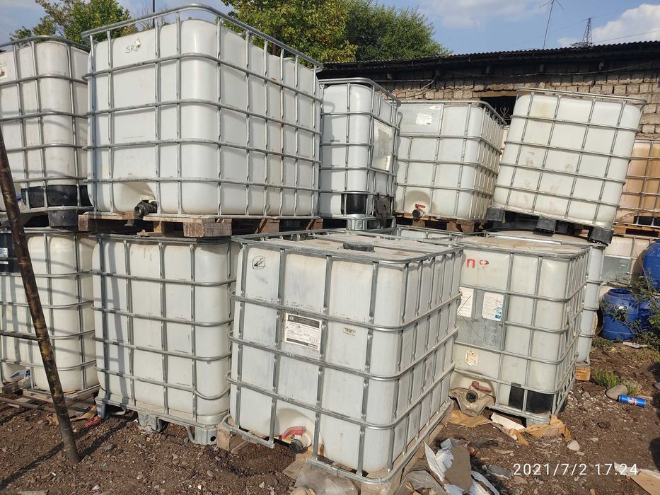 Бочки 200 литровые красные синие подберём любые цветы