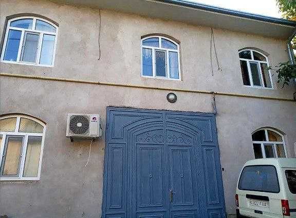 8 xonali Hovli sotiladi