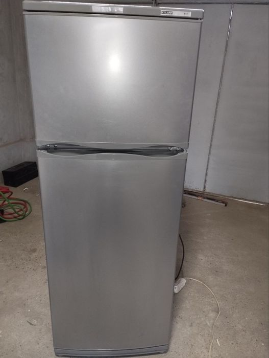 Холодильник АТЛАНТ. 2 камерали, 2,5 млн сотилади ками бор.