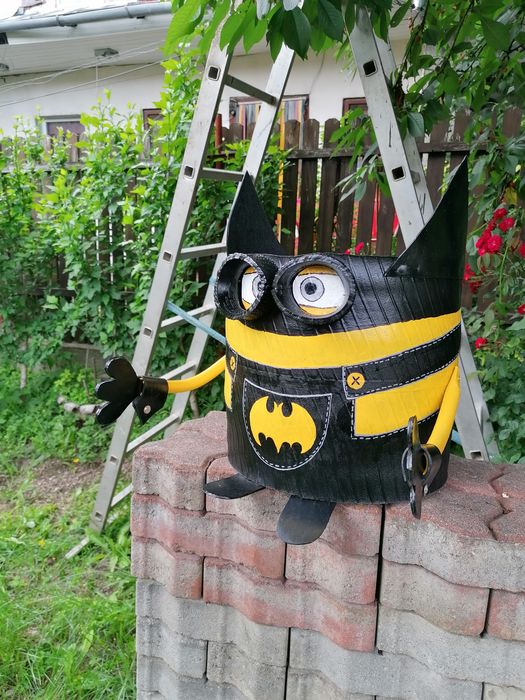 NOU! MINIONI,Căpitan America,Superman,Batman,pe tricicleta, unicate.